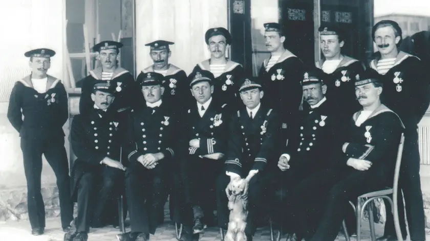 Al centro, seduto, il comandante Egon Lerch. Nato a Trieste, era l’amante della nipote dell’imperatore Francesco Giuseppe, Elisabetta Maria, detta Erszi, figlia di Rodolfo, l’erede al trono morto a Mayerling