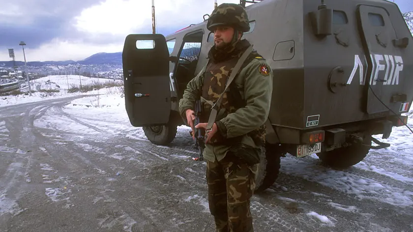 Soldati italiani durante la guerra in Bosnia nel 1994. Oggi. 21 novembre 2020, ricorrono i venticinque anni dagli Accordi di Dayton che sancirono la fine del sanguinoso conflitto (Foto Archivio Agf)