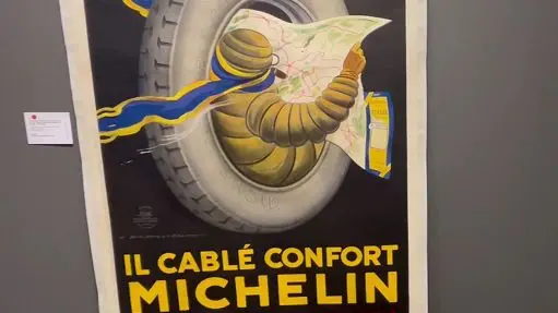 Roma, 18 apr. (askanews) - Ha superato le stime diventando il manifesto di Marcello Dudovich più caro mai venduto in un’asta: il Cablé Confort Michelin è stato aggiudicato a 100 mila euro (inclusi diritti) durante la vendita dei manifesti andata in scena il 16 e il 17 aprile in Sala Bolaffi a Torino. Ad aggiudicarselo, dopo un’accesa competizione con partecipanti online e palette in Sala Bolaffi, un famoso collezionista italiano appassionato di automobili d’epoca e di cimeli automobilistici, collegato al telefono. Resta quindi in Italia il celebre Bibendum, mascotte di Michelin, rappresentato nel poster adagiato comodamente all’interno di uno pneumatico mentre studia la cartina stradale del nostro Paese (lotto 46). Filippo Bolaffi, amministratore delegato di Aste Bolaffi, ha commentato: "Dopo tanti anni siamo tornati 'in pista' con un’asta di poster davvero unica per varietà e selezione del materiale e mi fa piacere che questo evento sia stato segnato da un prestigioso record per un nostro grande autore. Il manifesto di Dudovich si inserisce a pieno titolo tra i più cari mai venduti al mondo". L’asta, a cui hanno partecipato tramite il sito astebolaffi.it collezionisti da ogni parte del mondo, in particolare da Stati Uniti, Francia e Regno Unito, si è chiusa con un risultato totale di oltre 570 mila euro diritti inclusi. Sul podio dei top lot, al secondo posto si è posizionato un altro manifesto di Dudovich sempre di tematica automobilistica, la ricercata affiche del 1908 per la Società Torinese Automobili Elettrici, di cui si conoscono pochissimi esemplari (lotto 107, 25 mila euro diritti inclusi), mentre al terzo posto il manifesto di Umberto Di Lazzaro del 1933 per la Crociera aerea del decennale (lotto 123, 17.500 euro diritti inclusi).