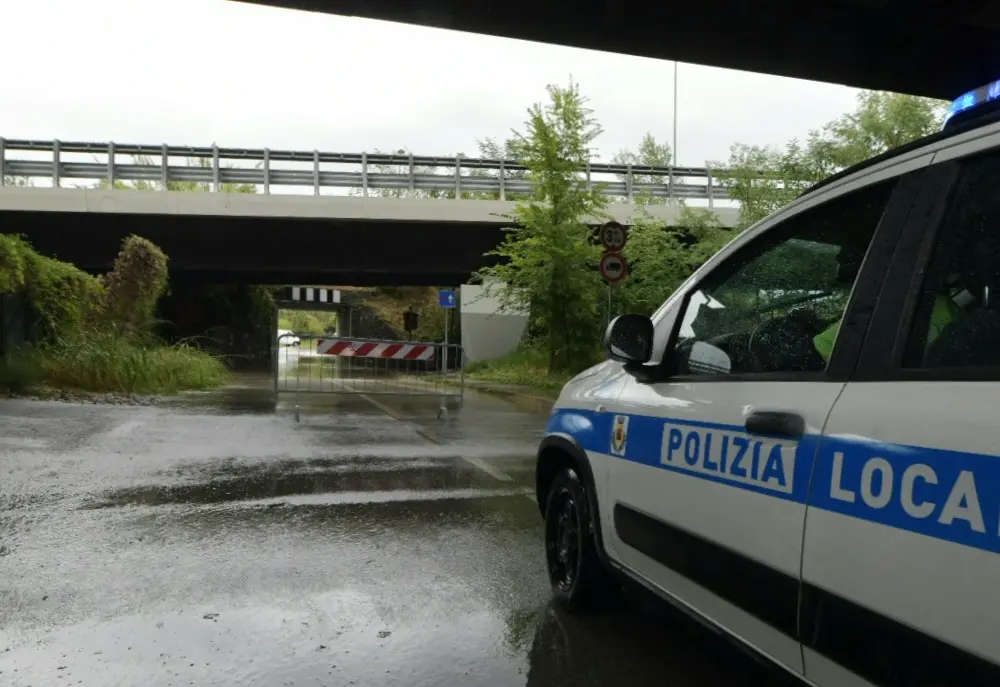 Il violento temporale che si è abbattuto giovedì mattina nel territorio di Muggia ha provocato l'esondazione di Rio Menariolo con gli allagamenti che vediamo fotografati qui da Francesco Bruni. Qui l'articolo con gli aggiornamenti: https://ilpiccolo.gelocal.it/trieste/cronaca/2024/09/12/news/esonda_rio_menariolo_muggia_case_allagate-14625963/