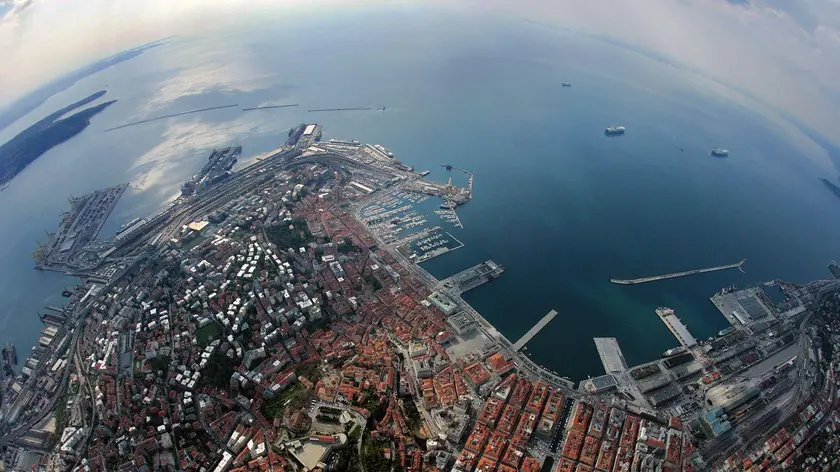 sterle trieste 01 04 08 VEDUTA AEREA PORTO DI TRIESTE I 4 TRAGHETTI RO RO ORMEGGIATI E I 2 RO RO IN RADA