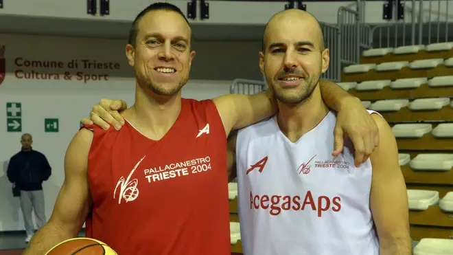 Foto Bruni 09.10.13 Basket Trieste :il nuovo arrivato Ryan Hoover con Carra