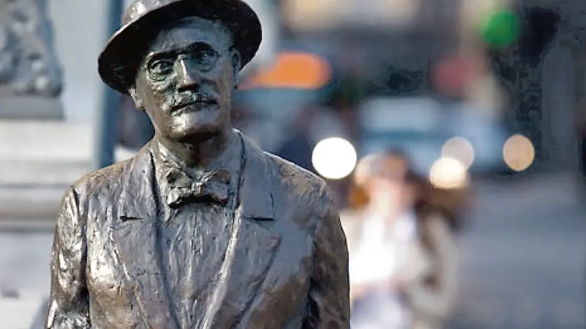 La statua di James Joyce sul canale di Ponterosso, una delle icone della letteratura legata a Trieste insieme a quelle di Umberto Saba e Italo Svevo, i tre pilastri su cui Trieste rilancia la sua candidatura come “città creativa” Unesco