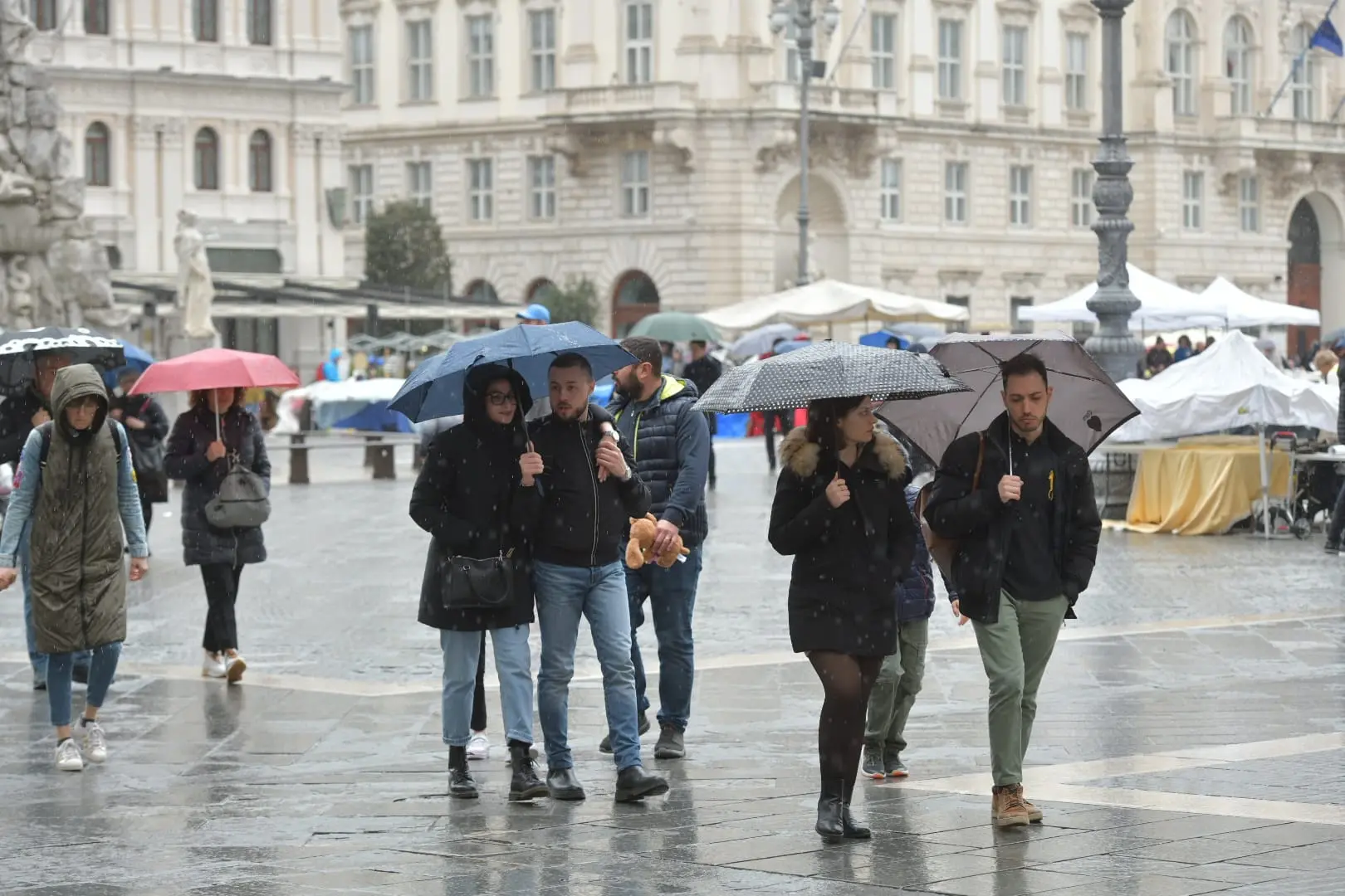 In queste foto di Francesco Bruni gli stand del Mercatino dell'usato aperto la domenica di Pasqua e lunedì di Pasquetta nella centrale piazza Unità e nel vicino ghetto. Le bancarelle hanno cercato di resistere quanto più possibile alla pioggia e non sono mancati turisti e triestini che hanno scelto di riversarsi in centro, assaporando anche i sapori offerti poco più in là, in piazza Ponterosso, dall'International Street Food.