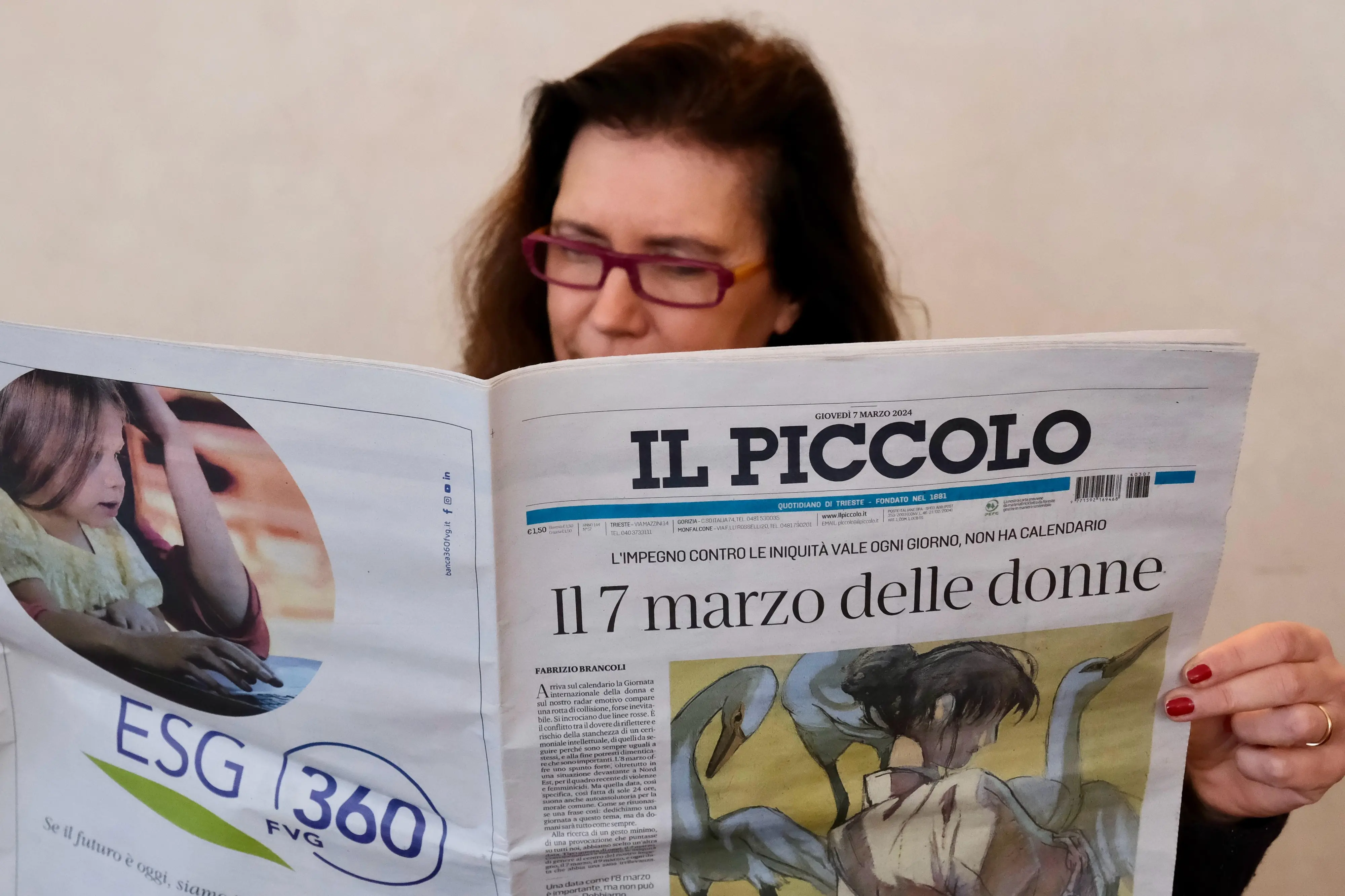 In questa carrellata di fotografie scattate da Massimo Silvano (a Trieste), Katia Bonaventura (Monfalcone) e Pierluigi Bumbaca (Gorizia) alcune reazioni di fronte alla speciale sovracopertina che oggi il nostro giornale dedica alle donne. L’8 marzo è domani, esatto. Ma con questa scelta abbiamo voluto rimarcare il fatto che di questa tematica occorre occuparsi tutto l’anno, non in occasione di tragici fatti e di ricorrenze. È questo il nostro impegno. Dunque, buon 7 marzo a tutte.
