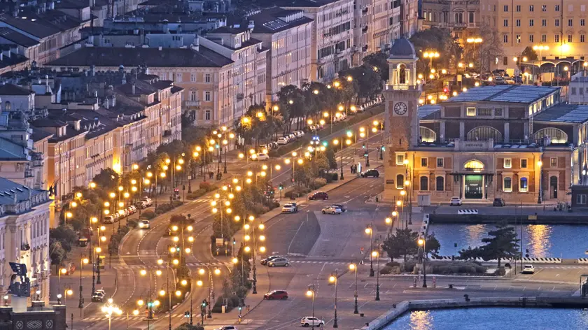 Una suggestiva immagine delle Rive di trieste illuminate dai lampioni (Lasorte)