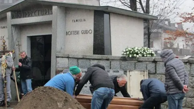 Guido Botteri è stato sepolto nel piccolo cimitero della natia Strembo