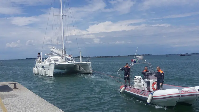 Il catamarano in avaria traghettato a riva dalla Capitaneria