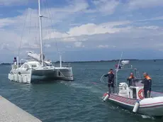 Il catamarano in avaria traghettato a riva dalla Capitaneria