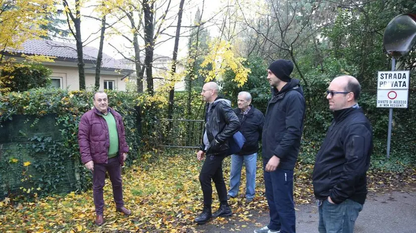 La protesta degli abitanti di via Androna della Pergola