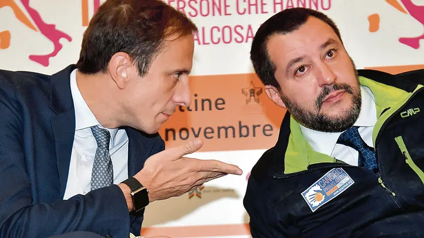 Matteo Salvini (d), ascolta il presidente della Regione Friuli Venezia Giulia, Massimiliano Fedriga, durante il convegno 'Idn18. Persone che hanno qualcosa da dire', Milano, 19 novembre 2018. ANSA/DANIEL DAL ZENNARO