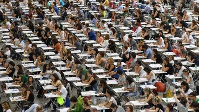 Un concorso per l’assunzione come educatori in una foto d’archivio
