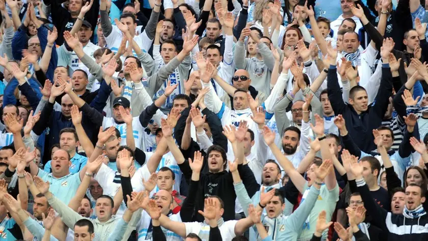 Gli ultras dell'Armada mentre assistono a una partita di calcio