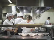 La chef triestina Antonia Klugmann al lavoro in cucina