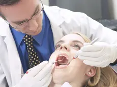 Una paziente si sottopone alle cure del dentista