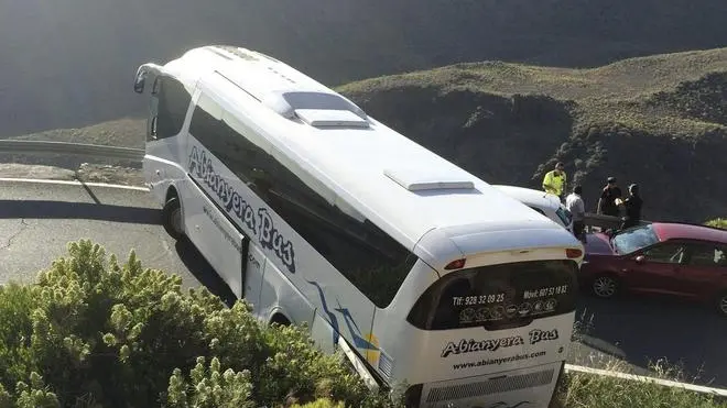 View of the bus accident in San Bartolome de Tirajana, south of Gran Canaria, Canaries, Spain, 22 March 2014. An Italian tourist died in the accident and nine were reported injured. ANSA/ELVIRA URQUIJO A..Una panoramica dell'incidente del bus a San Bartolomeo de Tirajana, a sud di Gran Canaria, Isole Canarie, Spagna, 22 marzo 2014. L'autobus, su cui viaggiavano trenta turisti italiani e austriaci, si è fermato perché un'italiana, che poi è rimasta uccisa, si era sentita male. Alcuni compagni di viaggio sono scesi a terra con lei, ma il gruppo è stato travolto dall'autobus, perché il conducente non si è accorto di loro durante una manovra, ANSA/ ELVIRA URQUIJO A