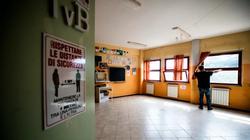 Lavori di preparazione all'Istituto Comprensivo Statale Torrimpietra ad Aranova in via Michele Rosi in vista dei nuovi banchi con il distanziamento sociale, Roma, 11 settembre 2020. ANSA/ANGELO CARCONI