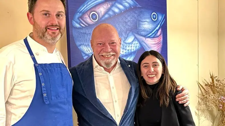 Il ristoratore gradese Andrea Cipriano con la moglie e Gianni Maran