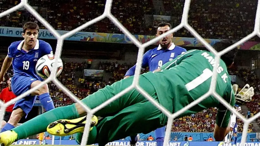epa04290639 Socratis Papastathopoulos (L no.19) of Greece scores the 1-1 equalizer during the FIFA World Cup 2014 round of 16 match between Costa Rica and Greece at the Arena Pernambuco in Recife, Brazil, 29 June 2014. (RESTRICTIONS APPLY: Editorial Use Only, not used in association with any commercial entity - Images must not be used in any form of alert service or push service of any kind including via mobile alert services, downloads to mobile devices or MMS messaging - Images must appear as still images and must not emulate match action video footage - No alteration is made to, and no text or image is superimposed over, any published image which: (a) intentionally obscures or removes a sponsor identification image; or (b) adds or overlays the commercial identification of any third party which is not officially associated with the FIFA World Cup) EPA/Chema Moya EDITORIAL USE ONLY EDITORIAL USE ONLY
