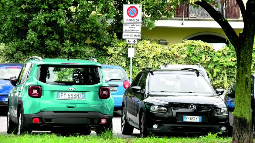 Il cartello di divieto nel parcheggio di via Macello a Ronchi foto Bonaventura