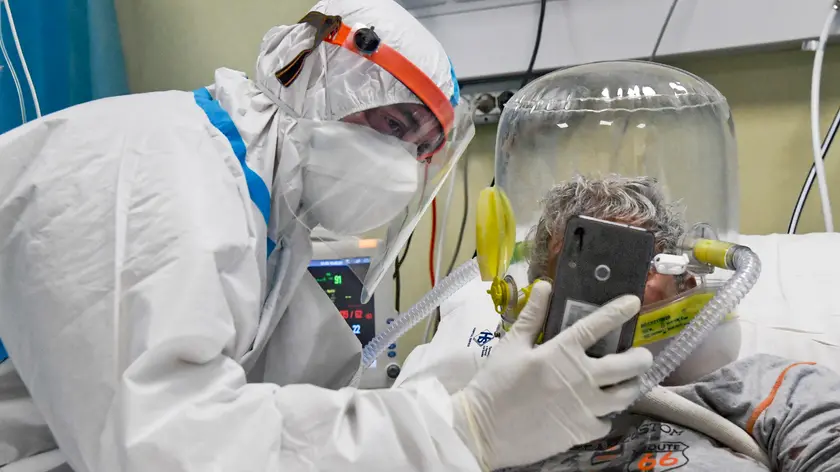 Il reparto Covid di terapia sub intensiva dell'ospedale Loreto mare a Napoli. Da mesi i venti posti del reparto sono sempre tutti occupati da pazienti che hanno contratto il virus, 31 marzo 2021. ANSA/CIRO FUSCO