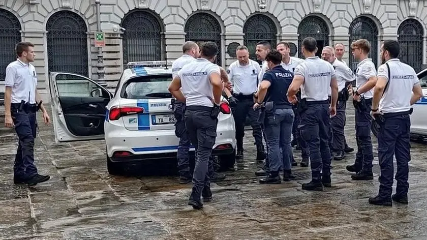 Le forze dell’ordine in piazza Ponterosso subito dopo il fermo