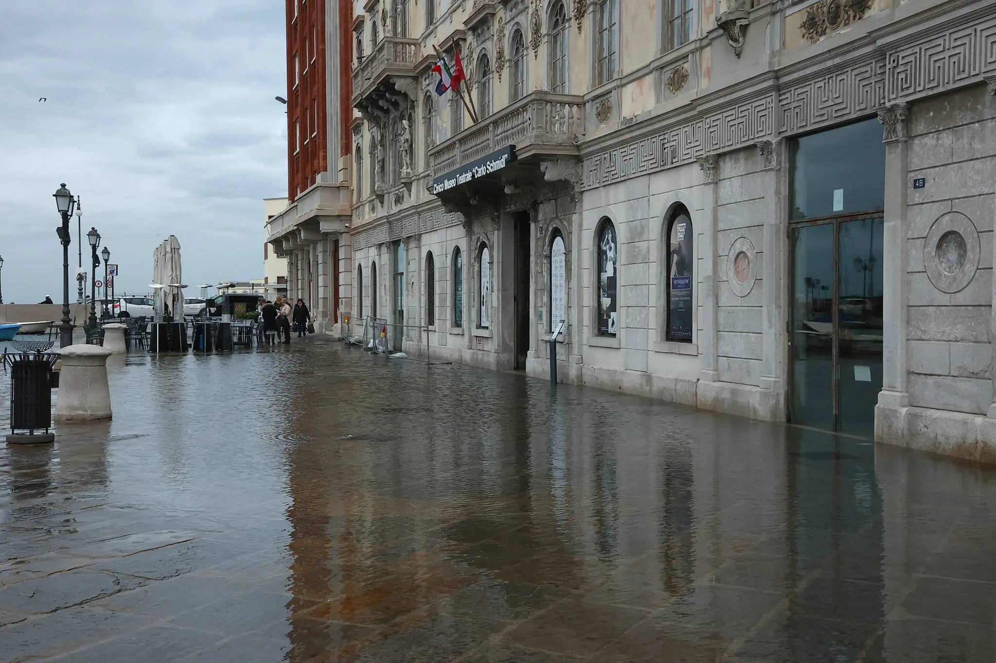 Nelle foto di Andrea Lasorte e Massimo Silvano, le rive di Trieste e la zona di Ponterosso alle prese con l'acqua alta.