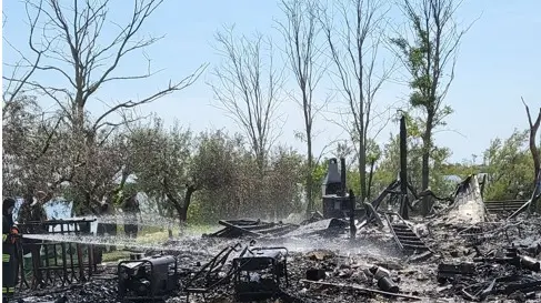 Completamente distrutto il casone andato in fiamme