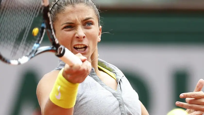 epa04239472 Sara Errani of Italy returns to Andrea Petkovic of Germany in their quarter final match during the French Open tennis tournament at Roland Garros in Paris, France, 04 June 2014. EPA/ETIENNE LAURENT