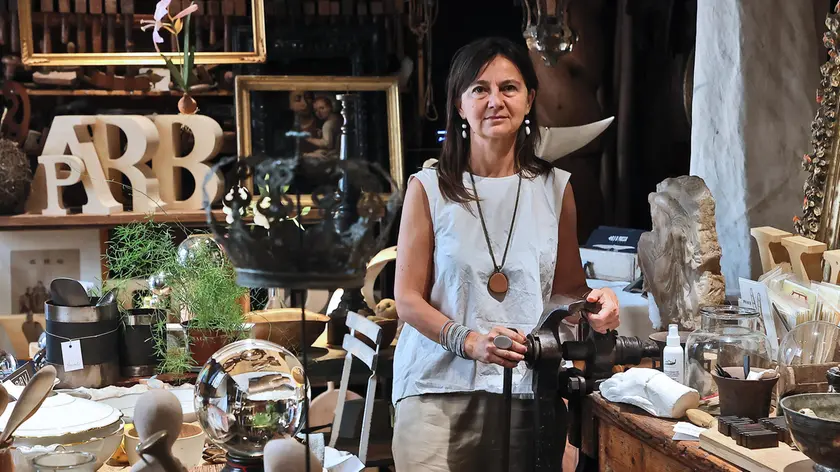 Susanna Coronica, portavoce del gruppo di artigiani, fotografata da Andrea Lasorte nella sua bottega