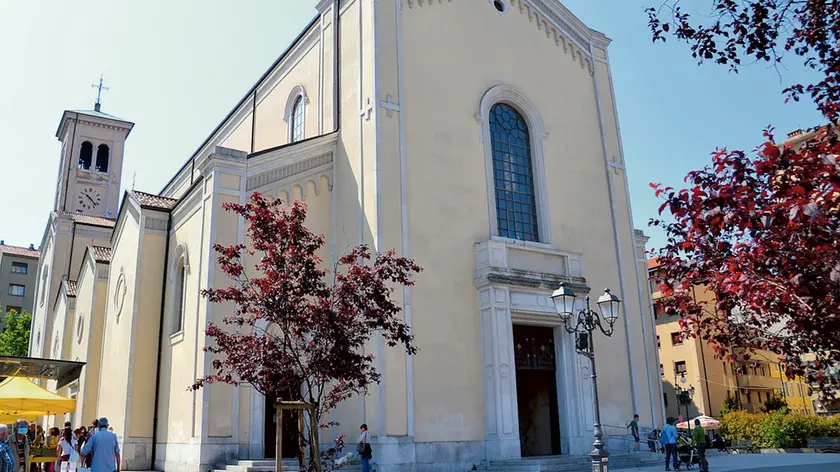 Campo San Giacomo con la chiesa. È il cuore di uno dei quartieri più vivaci di Trieste. Luisella Pacco ricorda che è abitato anche dai fantasmi di un doloroso passato