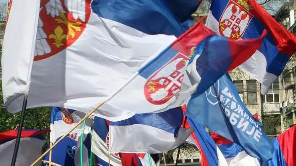 epa03673002 People wave Serbian flags as they attend a protest against an EU-sponsored deal to normalize ties between Serbia and breakaway Kosovo, in Belgrade, Serbia, 22 April 2013. Earlier in the day, the Serbian and Kosovan governments have reached a historic agreement aimed at turning the page on the Balkans' last simmering trouble-spot 14 years after the end of hostilities. The protesters demanded that the deal be annulled and called for the resignation of top Serbian officials. The 15-point EU-sponsored accord spells out the basic principles that would give a level of autonomy to some 40,000 ethnic Serbs living in the north Kosovo. The text of the accord has yet to be made public by the EU. EPA/KOCA SULEJMANOVIC