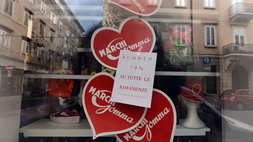 Una promozione su una delle vetrine di Marchi Gomma
