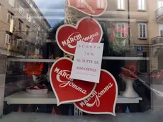 Una promozione su una delle vetrine di Marchi Gomma