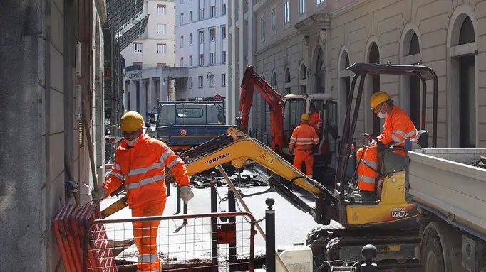 Operai al lavoro nel cantiere Acegas di via Canal Piccolo