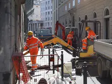 Operai al lavoro nel cantiere Acegas di via Canal Piccolo