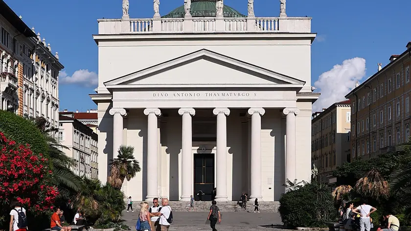 Piazza Sant’Antonio, dal pronao in direzione del canale nel fotoservizio di Andrea Lasorte
