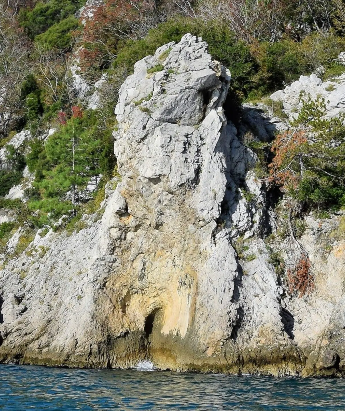 Lo spuntone di roccia senza più la sua piattaforma naturale