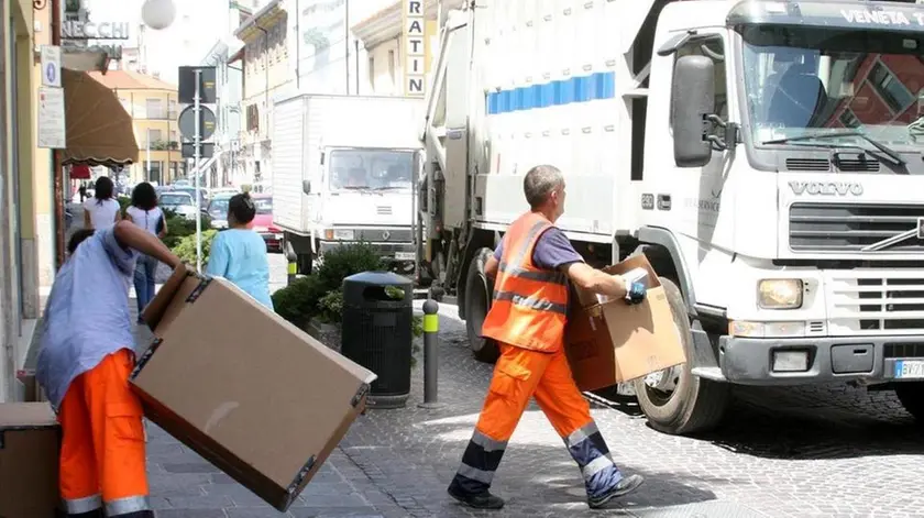 Altran Mf-raccolta,rifiuti,cartoni