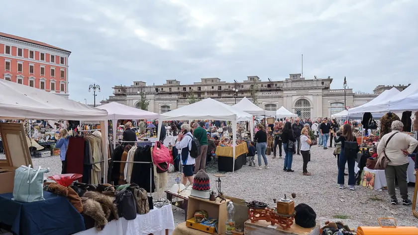 Il mercatino dellantiquariato in Largo Santos Foto Massimo Silvano