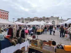 Il mercatino dellantiquariato in Largo Santos Foto Massimo Silvano