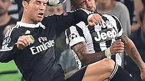 Juventus' Arturo Vidal (C) and Real Madrid's Cristiano Ronaldo in action during the Uefa Champions League semifinal soccer match Juventus FC vs Real Madrid CF at the Juventus Stadium in Turin, Italy, 05 May 2015..ANSA/ALESSANDRO DI MARCO
