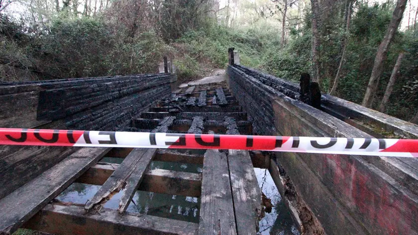 Bonaventura Monfalcone-03.04.2017 Ponte bruciato-Vandalismo-Parco Pradulin-Cervignano-foto di Katia Bonaventura