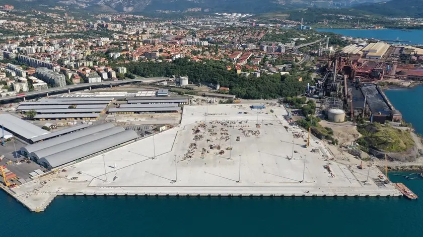 È fissata per le 10 di mercoledì 30 settembre la cerimonia ufficiale organizzata in occasione della conclusione dei lavori per la Piattaforma logistica (a sinistra foto Lasorte). L’evento, previsto allo Scalo Legnami, sarà coordinato dell’Autorità portuale di sistema dell’Alto Adriatico e vedrà la presenza, tra gli altri, del ministro per lo Sviluppo economico, il triestino Stefano Patuanelli.