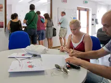 Utenti in fila in un centro civico dell'Altipiano