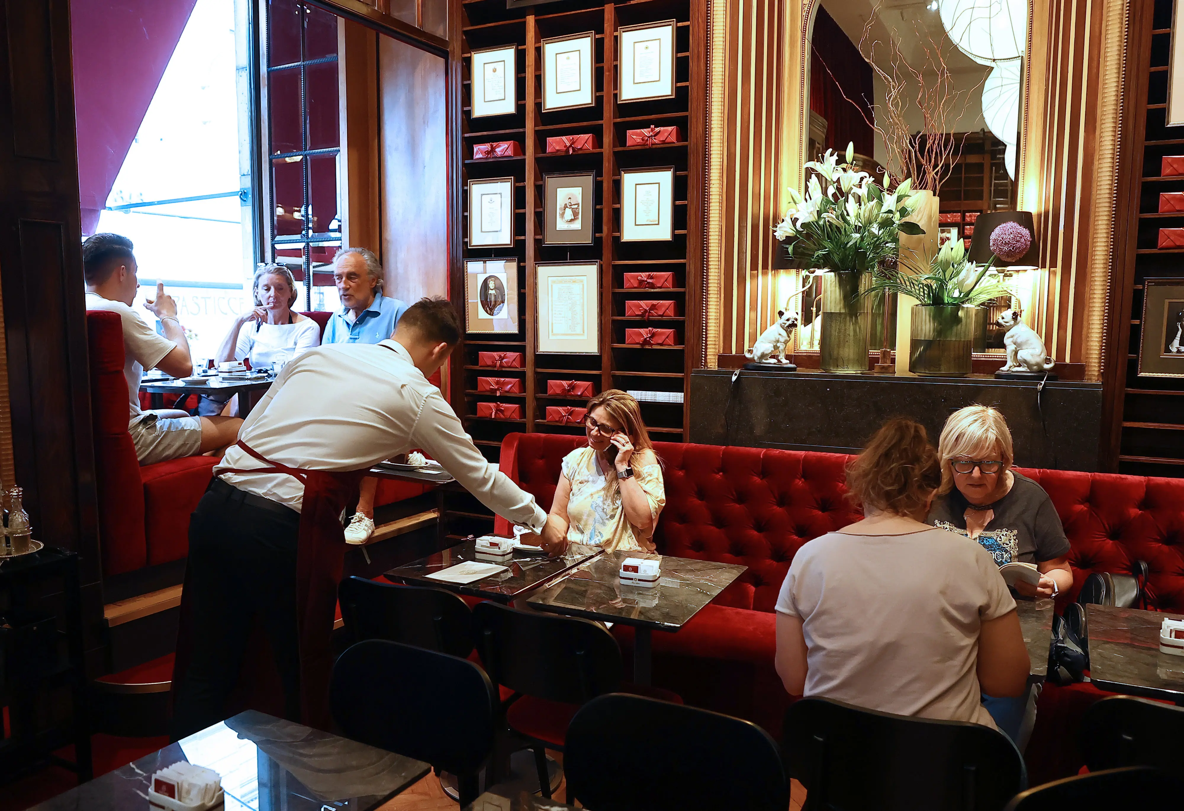 Lasorte Trieste 01/06/23 - Via Dante, Apertura caffè Sacher