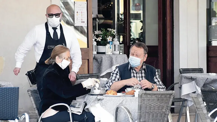 Colazione al bar con mascherina ben sistemata sul viso
