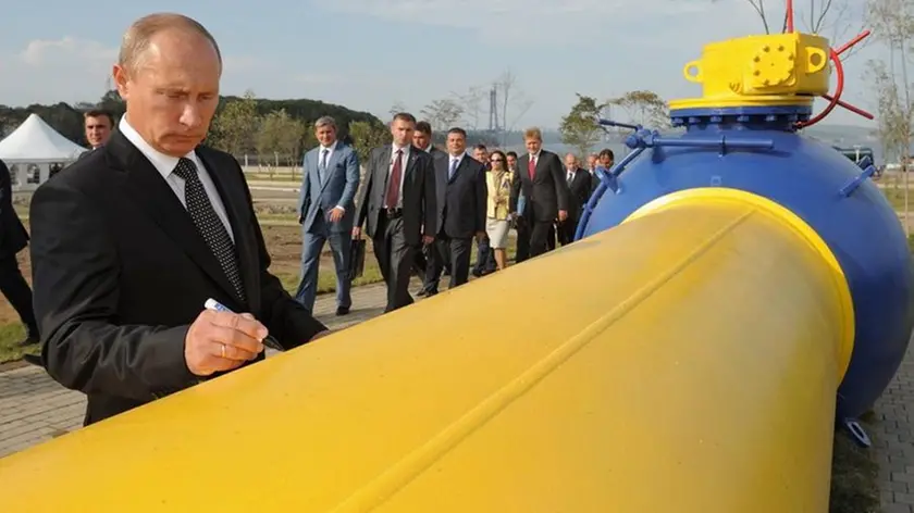 Russian Prime Minister Vladimir Putin (L) puts his autograph on the pipe during a ceremony of launching the Sakhalin-Khabarovsk-Vladivostok gas pipeline, in Vladivostok, Russia, on 08 September 2011. ANSA/ALEXEY DRUZHINYN MANDATORY CREDIT / RIA NOVOSTI /*** NO SALES NO ARCHIVES NOT FOR USE AFTER 08 OCTOBER 2011***