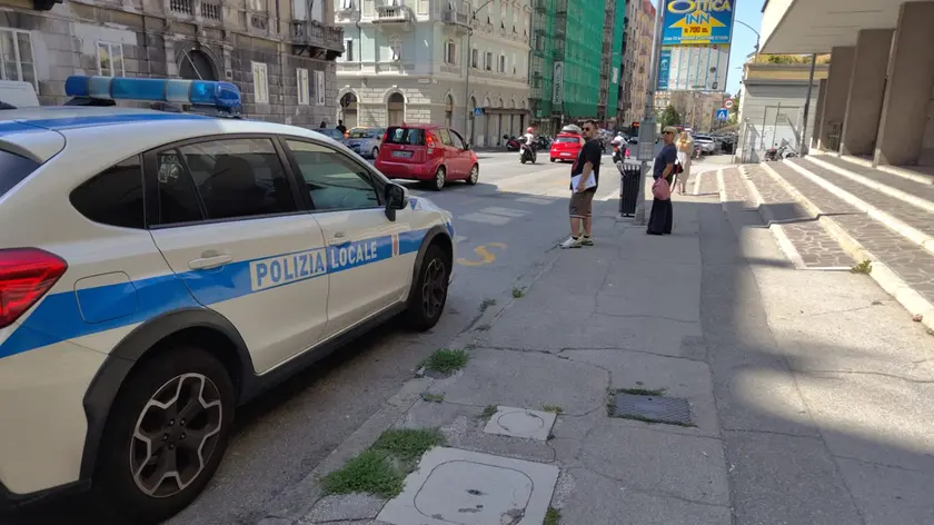 La polizia locale sul luogo dell'incidente, in via Giulia, a Trieste