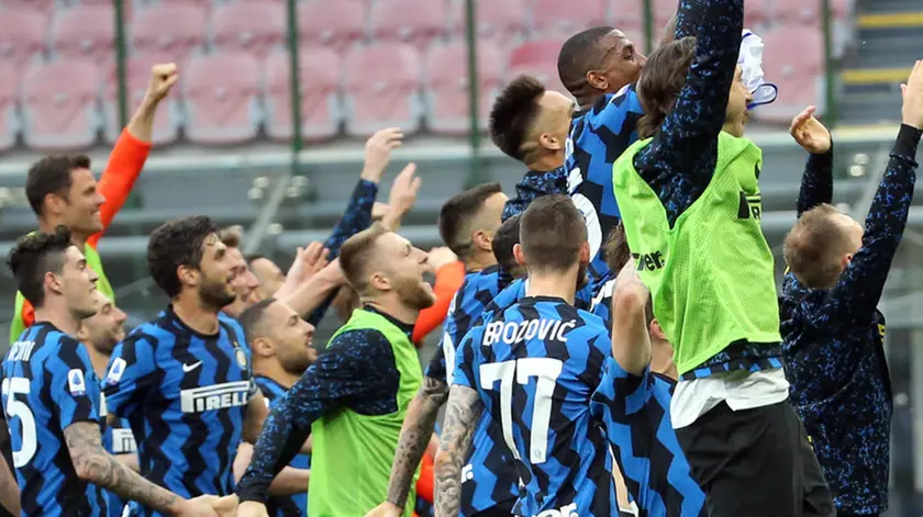 Fc Inter’s players jubilate after the Italian Serie A soccer match between FC Inter and Sampdoria at Giuseppe Meazza stadium in Milan, o8 May 2021. ANSA / MATTEO BAZZI